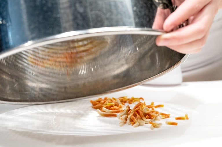 こしてそぼろにしているところ。