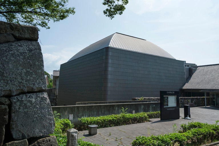 小倉城内にある松本清張記念館。清張の仕事部屋、資料、遺品などが膨大に展示されている。