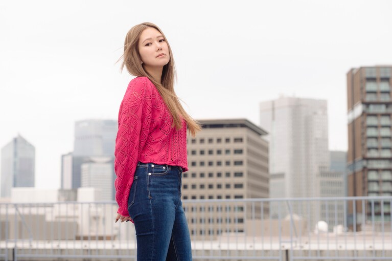 金原ひとみさん　撮影：佐藤亘