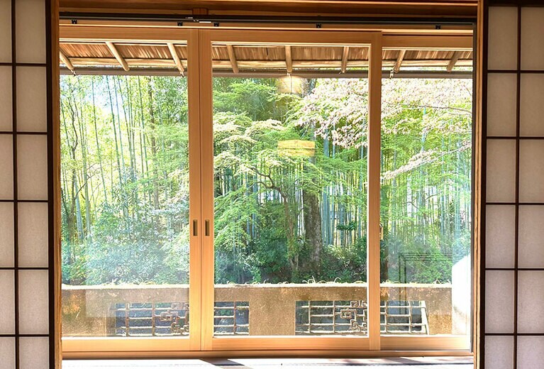 竹林の小径を大きな窓から眺められる。