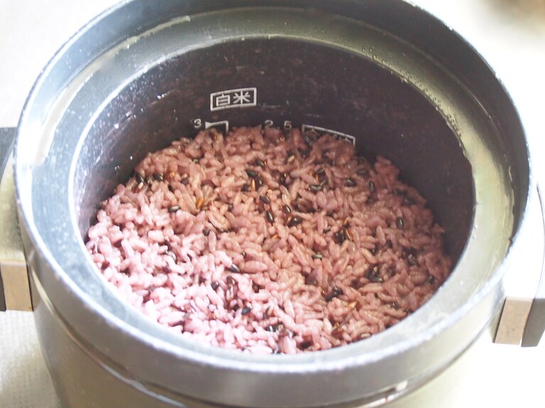 炊飯したらよくかき混ぜる。