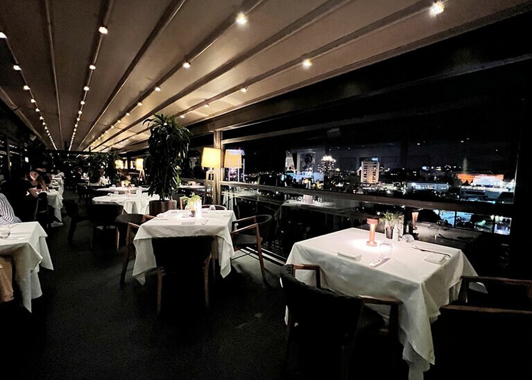 テラス席からはボスポラス海峡を望むことができる。