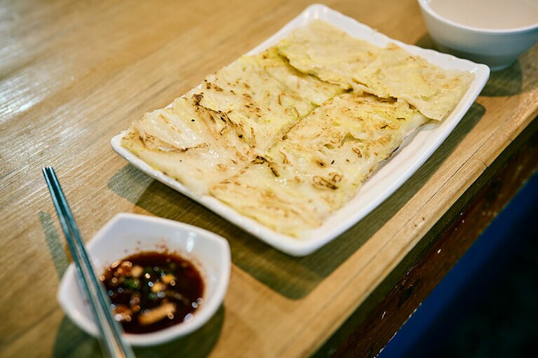 米粉のもちもち感が名物の白菜のジョン W7,000。／安東チッ（アンドッチッ／안동집）