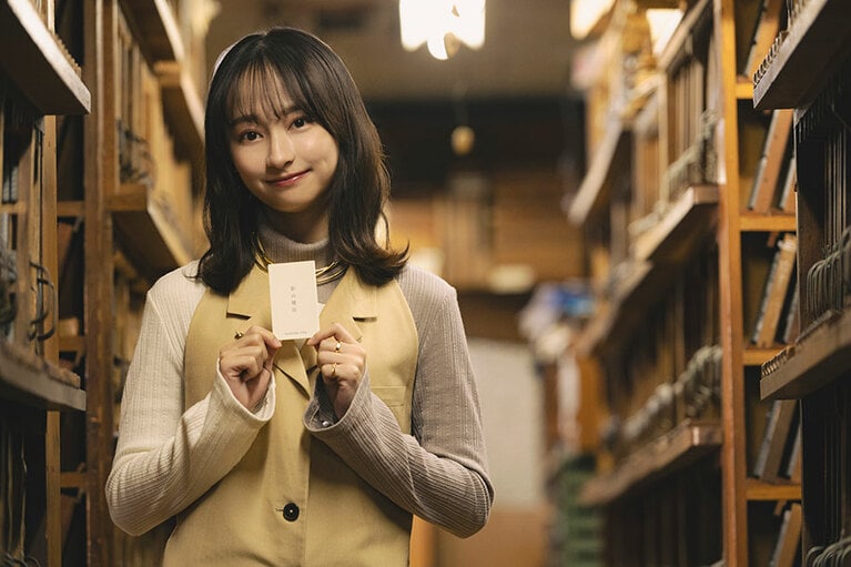 佐々木活字店を訪れる影山さん。