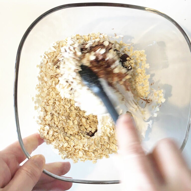 マシュマロはすぐに固まるので、混ぜきらなくても早めにクッキングシートに乗せるとラクです。