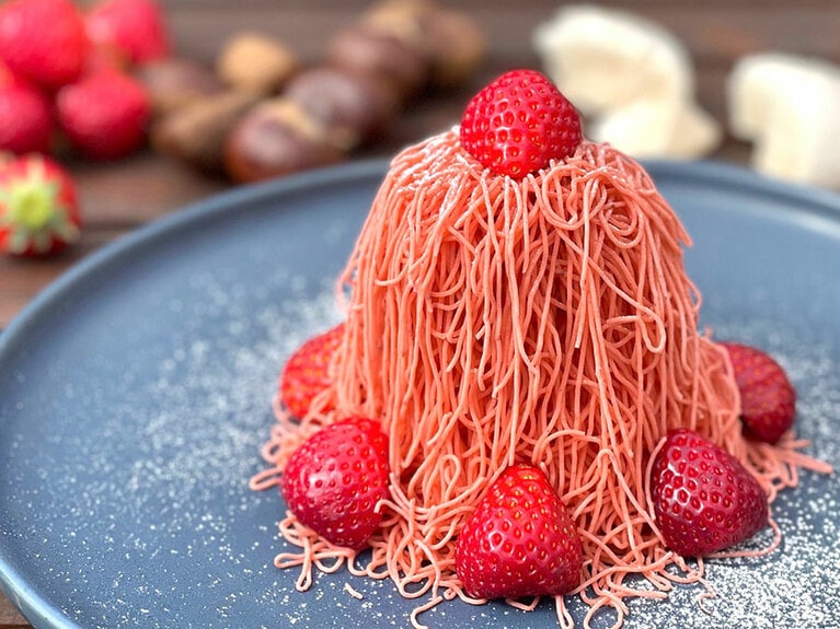 生搾りモンブラン専門店の「苺のモンブラン」食べ歩き用 980円、持ち帰り用 900円、イートイン 1,800円。2021年3月11日(木)から販売開始～いちごの入荷状況次第で販売終了。