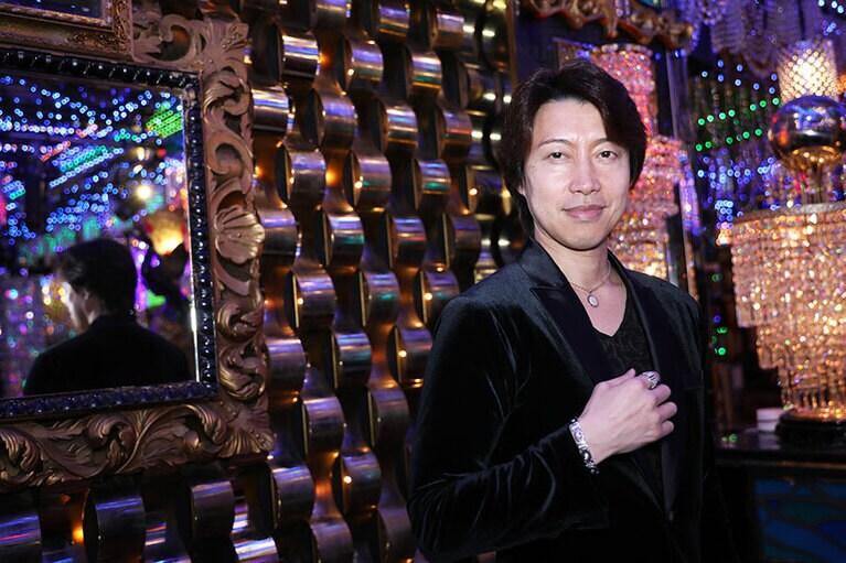 ホスト歴24年、相談役の称号を持つ桐生さん。常に穏やかな微笑を浮かべている桐生さんも、実はユーモアの人だ。