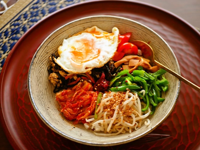 「キムチ＋何かしら味つけのされてるおかず＋コチュジャン少々」で大体味つけは決まる。おかずは切り干し大根でも、肉野菜炒めの余りでも。