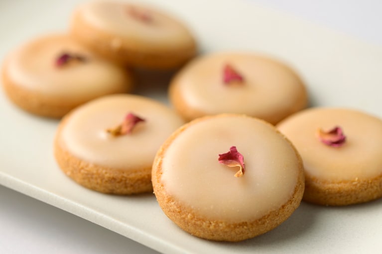 バラのエディブルフラワーがよそいき感を演出。