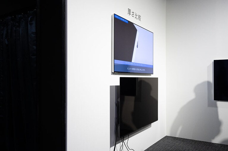 有機ELディスプレイの採用で高画質を可能にし、画面を振動させて音を出す画面振動スピーカーを採用してスピーカーボックスを取り除いたことで薄型化が実現した。