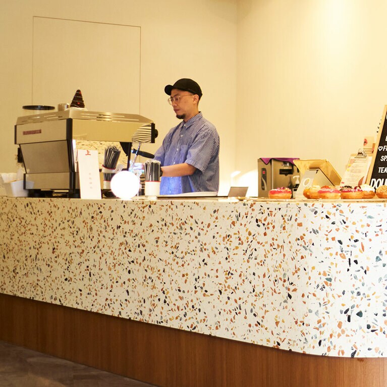 店主のRogerさん。／ABCD. A Better Coffee＆Doughnut（エービーシーディー アーベター コーヒーアンドドーナツ）