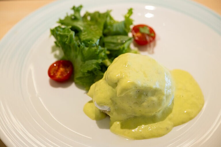 朝食のスペシャリティはエッグヴェネディクト。濃厚なオランデーズソースで満足感たっぷり。