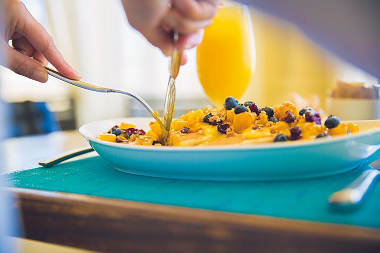 朝食のモアナ・パンケーキ マンゴーの美力(みりょく) 19ドル。