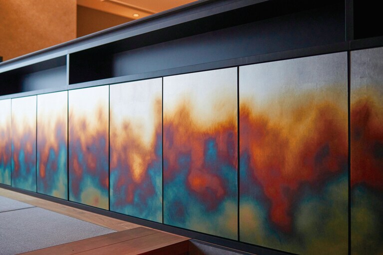 “NOHGAスイート” には、大正13年創業の西村商店による、ホテルオリジナルの “引箔アート” が。