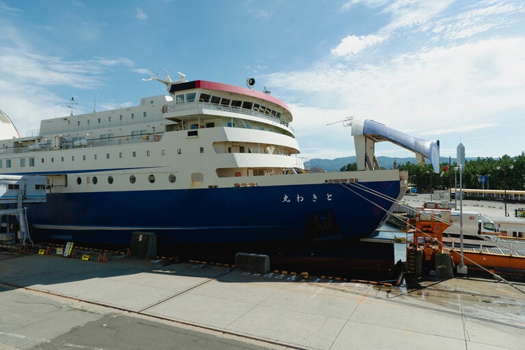 ときわ丸。取材日は天気良好、揺れはさほど気にならなかった。