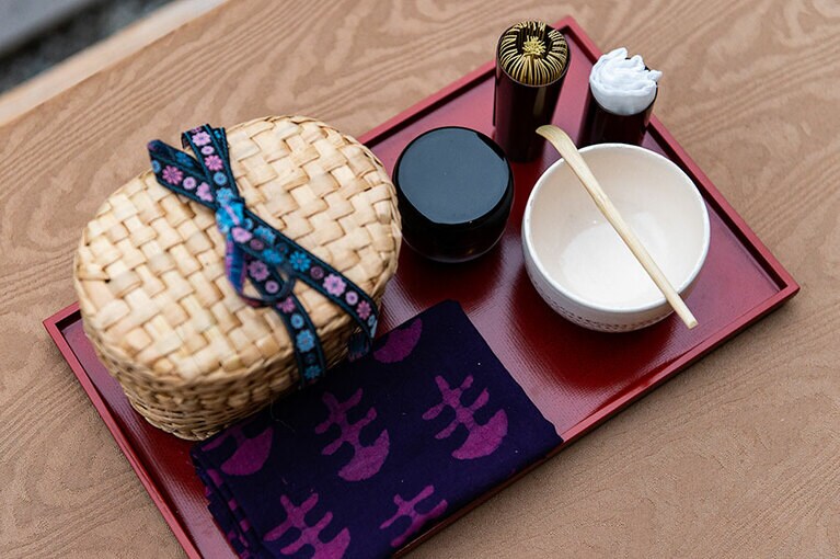 野点セットを持って、敷地内の好きなところでお抹茶を。