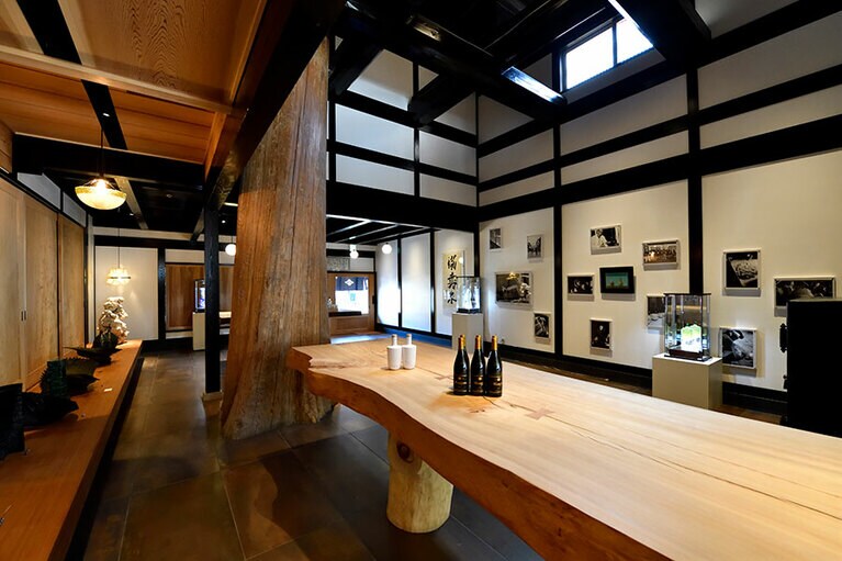 【沙石】ヒノキのカウンターが見事なバー風の内部。ここで自慢の地酒を心ゆくまで堪能。