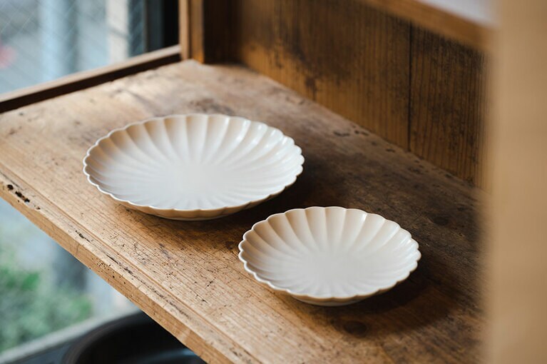 お皿のデザインによって地味なおかずでも食卓が華やかな印象に。