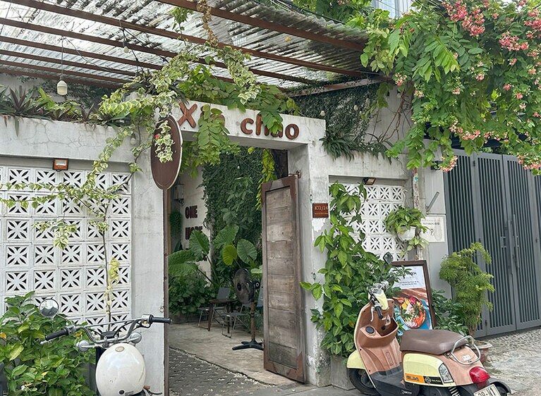 大通りから少し奥まった路地裏にひっそりとあるカフェはその名も「The Hideout café」。