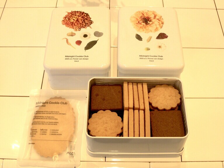 一口サイズのバタークッキー10枚、ココアとメープル各12枚、MCCのシンボル、19世紀の英国人テキスタイルデザイナー、ウイリアム・モリスの代表的なテキスタイルが型押しされたクッキー1枚が入ったクッキー缶は2種類、各3,500円。