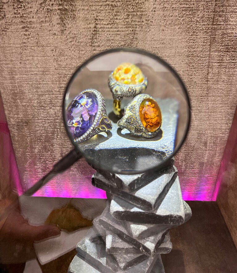 ひときわ細かい細工が成されていた指輪。ショップのショーケースの手前にはルーペが備え付けてあるので、細部まで見ることができる。