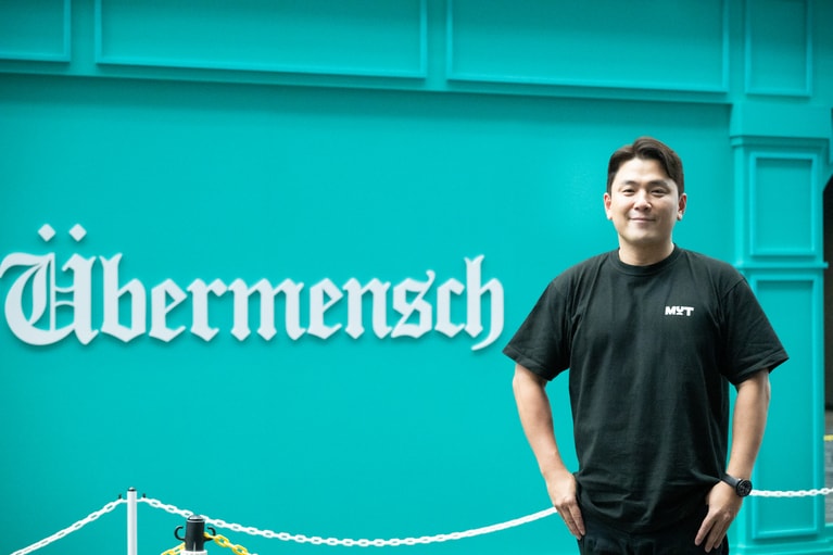 キム・テファンさん。韓国で注目されている総合コンテンツソリューション企業「Creative MUT」 のCEO。プロデューサーやCFディレクターとて活躍後、独立。GUCCIやLGなどの広告制作や、IUのデビュー15周年展示、チ・チャンウクの展示など幅広く活躍中。