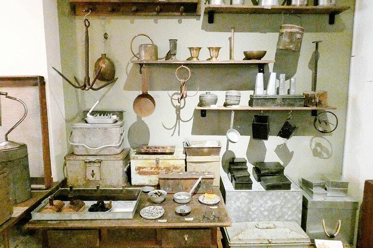 店名の「地衣」とは樹木の表面に生える植物のことで、自然を守る存在でありたいという願いが込められています。「荒物」とは、日本統治時代にこの周辺に荒物屋が多かったことにちなみます。