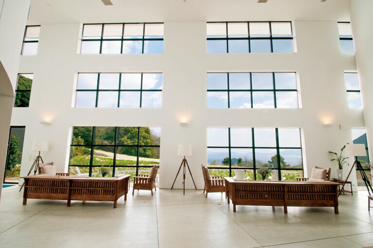 【五島列島リゾートホテル マルゲリータ】“マルゲリータ”とはイタリア語でマーガレットの花の意味。ロビーの前には、その名の通りマーガレット畑が一面に広がる。