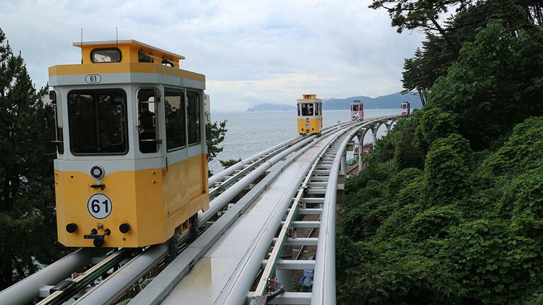 スカイカプセルが連なって走る姿もかわいい。