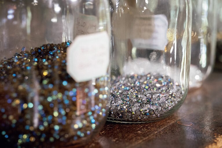 ビーズはガラス瓶に入れてディスプレイ。