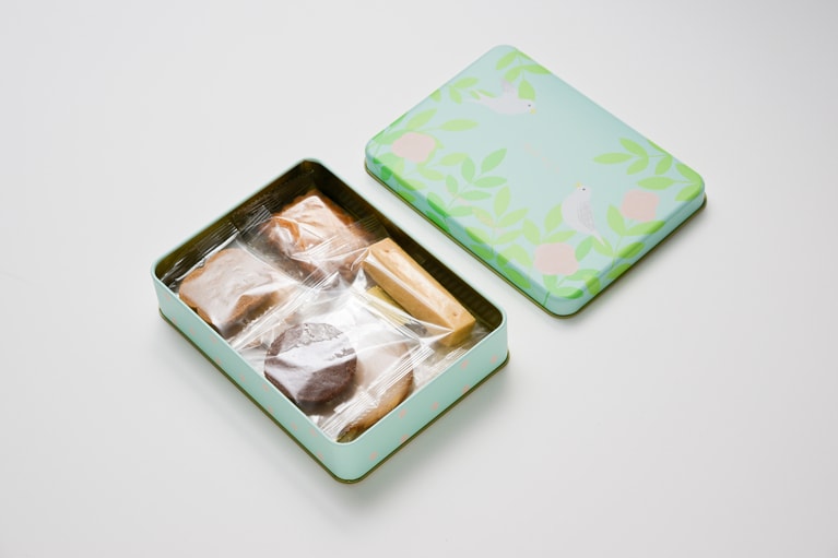 romi-unie／Merci Sable缶（石坂しづかさんデザインのサブレ缶）2,140円。