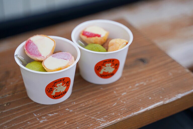 珈琲屋Yori荘の新食感のアイスクリーム、「アイスころっと」各500円。