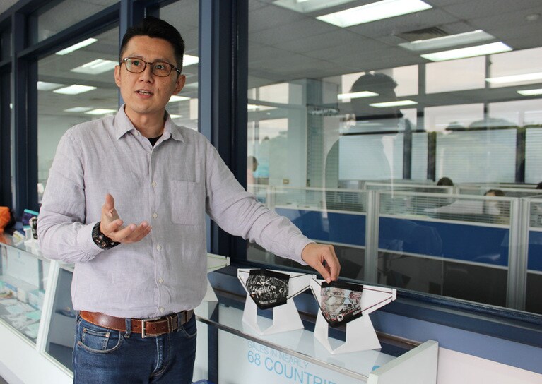 ビジュアルデザイナーの許博竣氏。ドイツのファッションブランド「DAMUR」とのコラボレーション等を担当。耳ひもの色を左右で変えるなど細部にまでこだわりが。