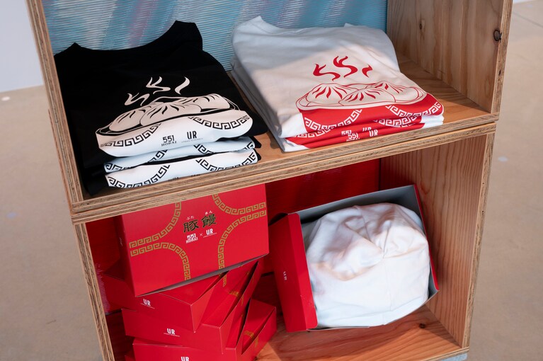 大阪名物の代表として不動の支持を集める“豚まん”で有名な「551蓬莱」。大阪発の人気企業コラボ。