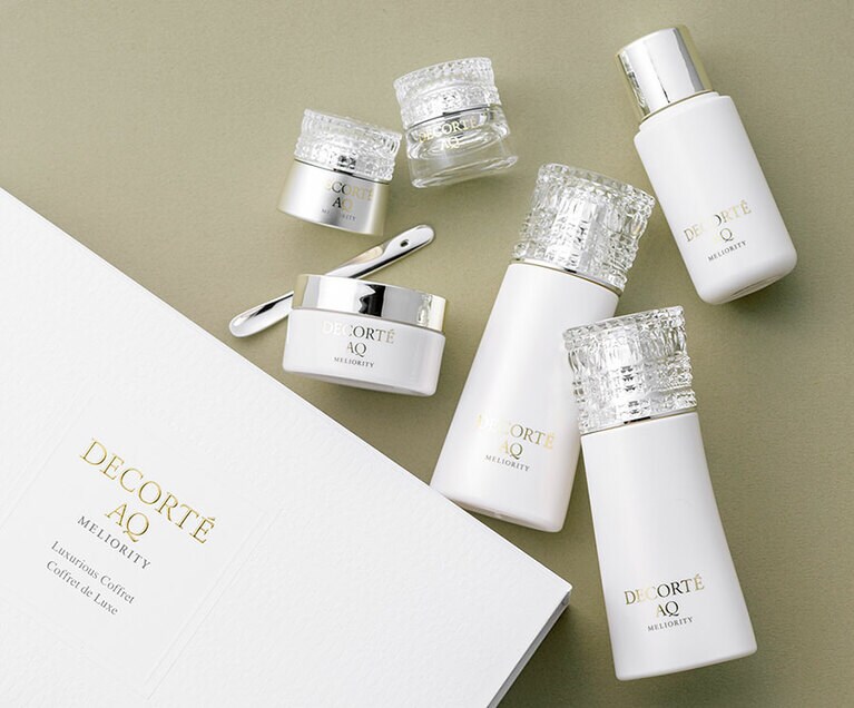 コスメデコルテ「AQ ミリオリティ ラグジュリアス コフレ n」内容：クレンジングクリーム 30g、フォーミングウォッシュ 50mL、エマルジョン 75mL、ローション 75mL、インテンシブ クリーム 2.5g、アイクリーム 2g 20,000円／コスメデコルテ(2019年12月16日[月]限定発売)