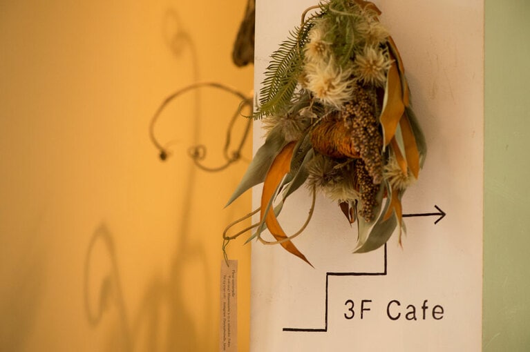 階段を上って3階のカフェへ。