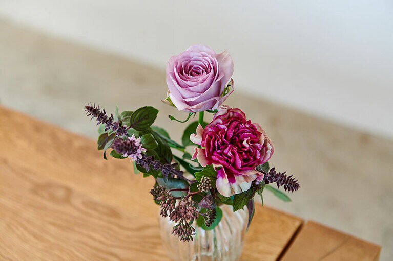 くすみカラーの花も多く出回るように。