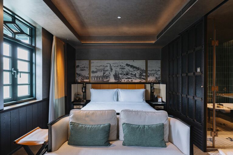 全114室6タイプの客室はいずれも快適で機能的。ミニバーには毎日補充されるポルトガルワインやコーヒー豆、手挽きミルも揃う。