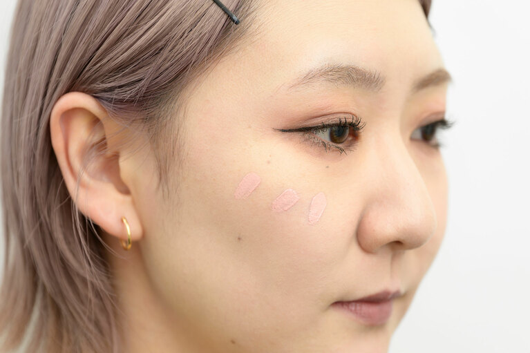 【STEP1】頬の高いところに、線状に色をのせる。