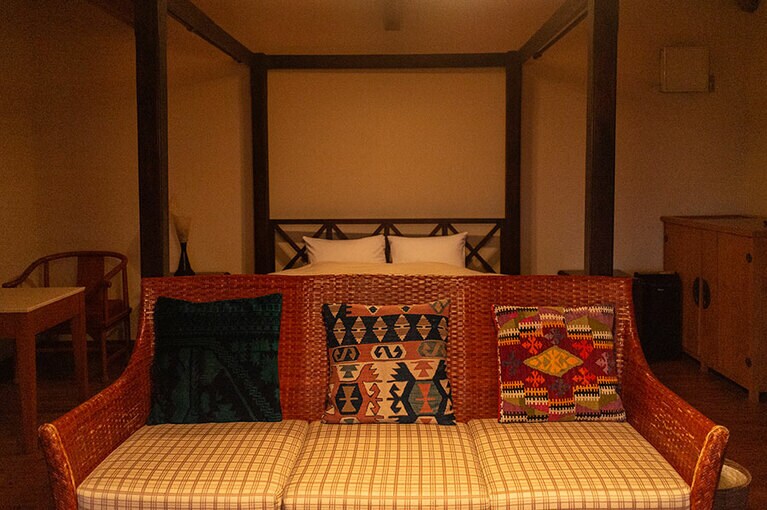 メゾネットタイプのヴィラB。天蓋付きベッドのある部屋は装いもオリエンタル。