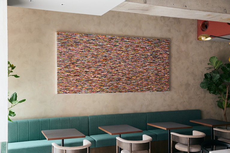 ラウンジには神奈川県藤沢市出身のbaanai氏の作品が飾られている。