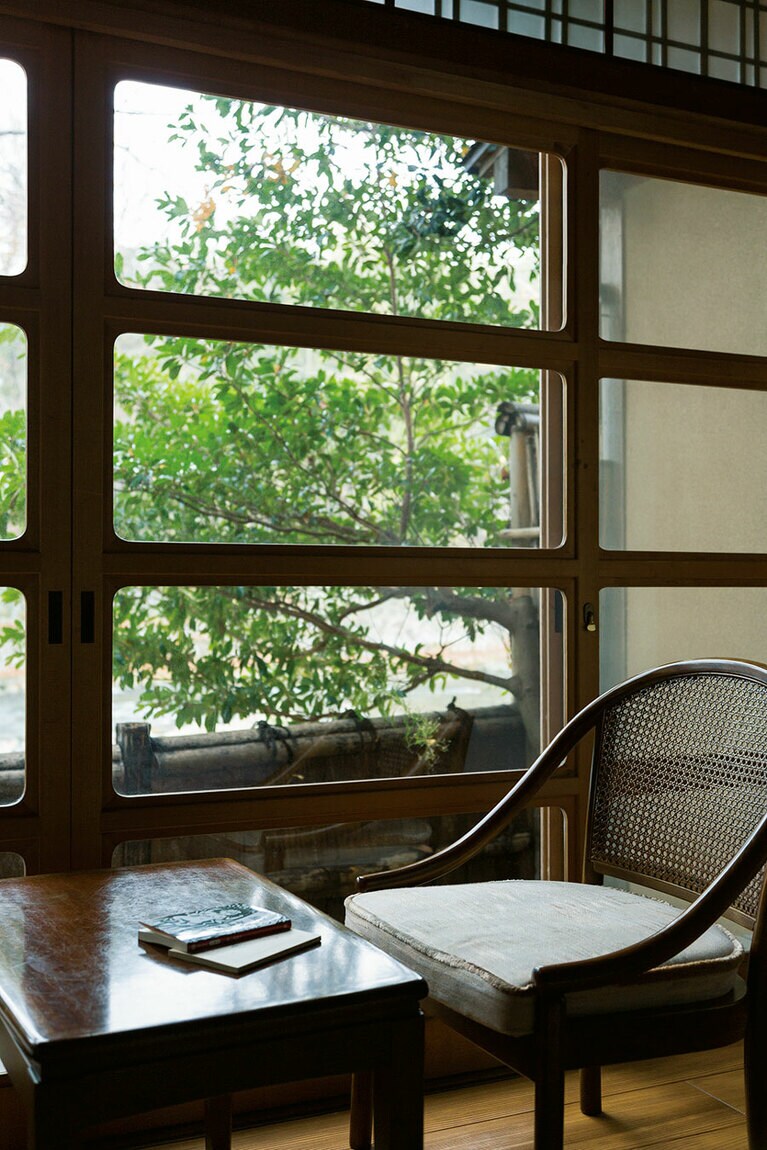 【登録有形文化財の宿 名泉鍵湯 奥津荘】離れの和室・聴泉亭。窓から吉井川を望める。