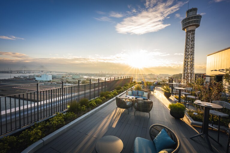 港町山下の空気をまといながら心豊かなひとときに癒される、宿泊者専用ルーフトップテラス。