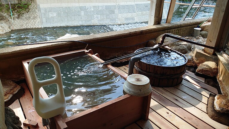 玉梨温泉 恵比寿屋［福島／玉梨温泉・八町温泉］川を眺めながら入れる浴場「河童の湯」。