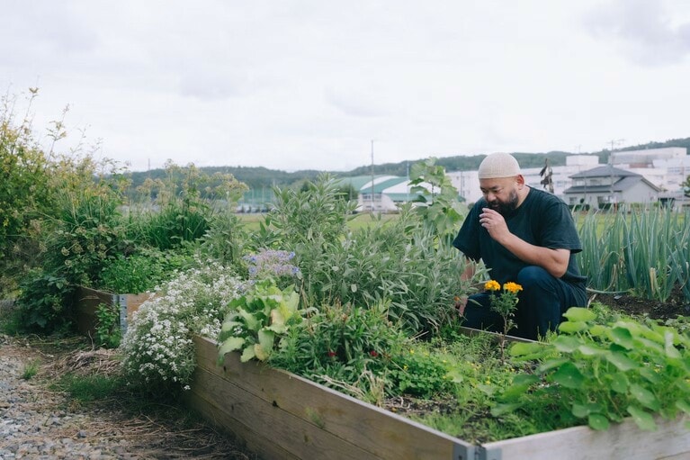 自家菜園ではさまざまな野菜やハーブが育ち、ゲストの元へ提供される。