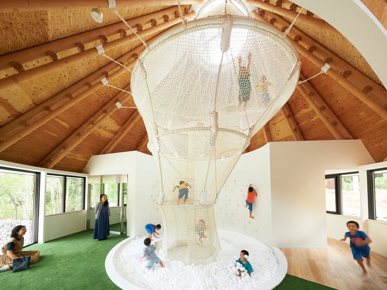 子どもたちの歓声が響くプレイエリア。