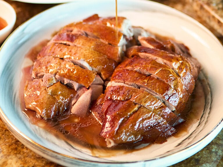 厚めに切った肉の部位には、焼いた際に出たガチョウの脂をたっぷりとかけるのがこの店の独自の食べ方。よりしっとりし、旨味が強く感じられる。ガチョウの脂で炒めたチャーハンも絶品。自慢のパラパラ食感。　初出：2024年5月18日