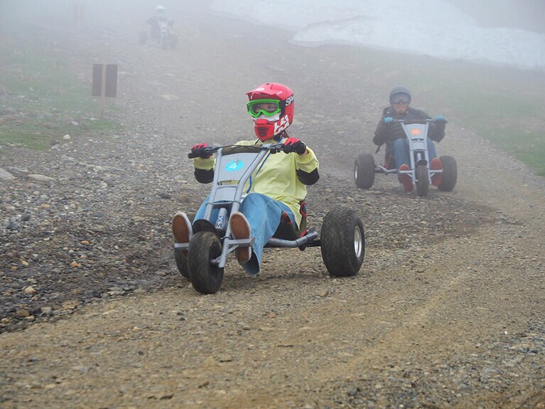 マウンテンカートで、斜面を滑走してアクセスするのも爽快だ。