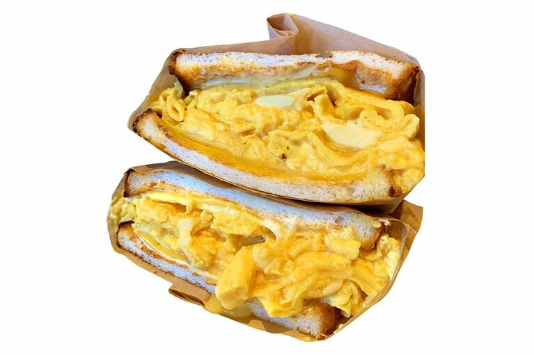 「毎日食べたい大満足チーズオムレツパン」650円。現在はカップ入りのスタイルで販売。