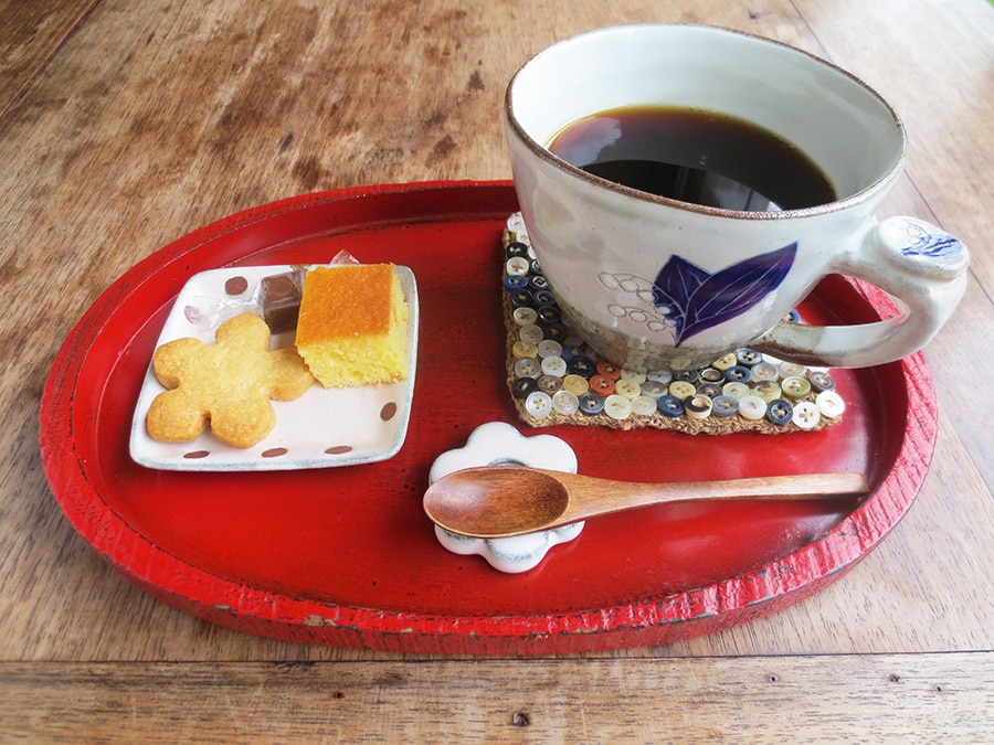 「ホットコーヒー」500円。お菓子付き。オリジナルのスズラン柄のマグカップで。
